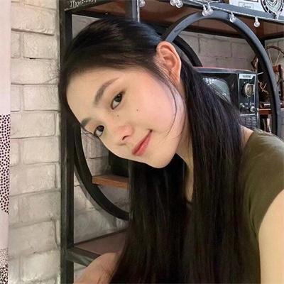 院子里的女人